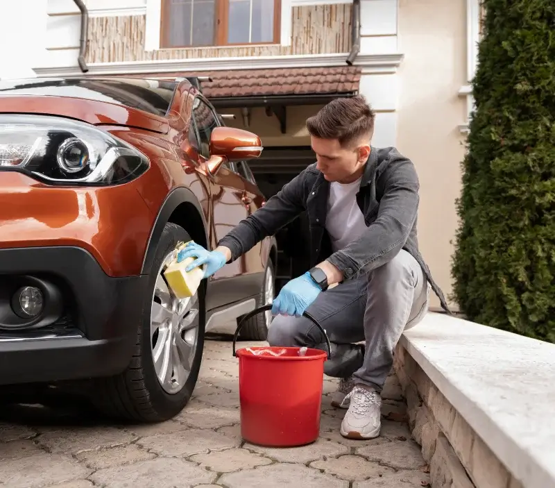 Lavage auto à domicile Saint-Sardos : professionnel intervenant sur un véhicule
